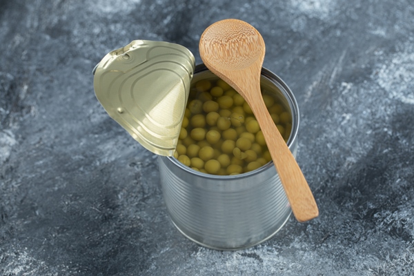 close up photo of opened tin green peas - Зелёный горошек (школьное питание)