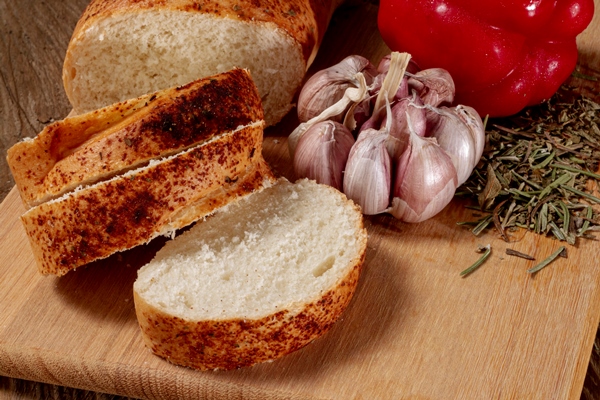 close up slices of bread and garlic - Календарь питания Рождественского поста по дням