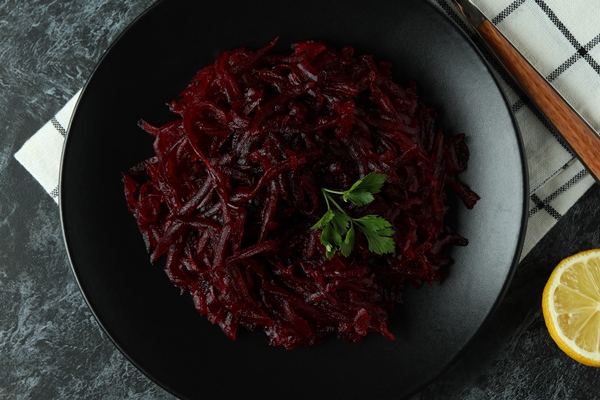 concept of tasty eating with beet salad on black smoky table - Салат из свёклы с черносливом (школьное питание)