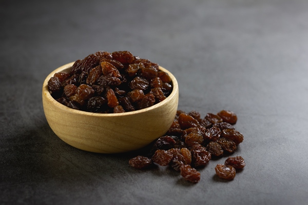dried raisins in bowl on table 1 - Салат из свёклы с курагой и изюмом (школьное питание)