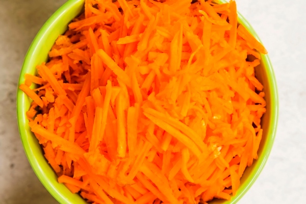 fresh chopped carrot cabbage and radish in green bowl - Салат из моркови с черносливом (школьное питание)