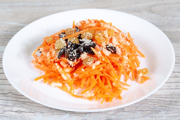 fresh salad with carrot raisins and cheese - Салат из моркови с черносливом (школьное питание)