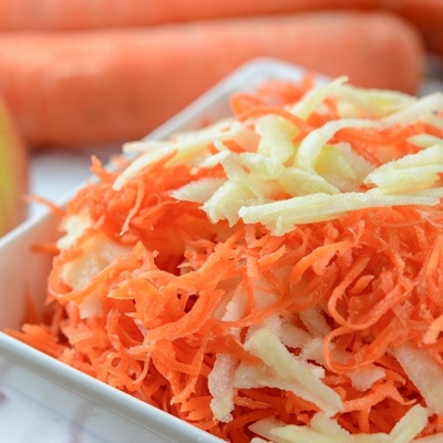 Салат из моркови и яблок (школьное питание)