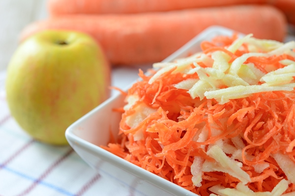 healthy salad concept grated carrot with apple in a white platter in closeup - Салат из моркови и яблок (школьное питание)