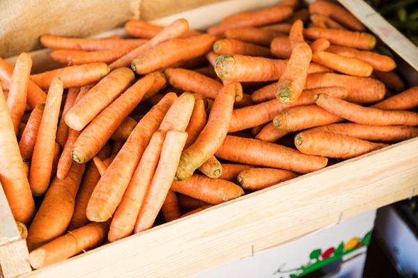 high angle view of orange carrot crate at vegetable market - Салат из белокочанной капусты с морковью и яблоками (школьное питание)