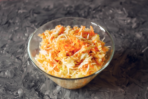 salad with fresh juicy raw vegetables grated carrots and cabbages in a transparent cup - Салат из белокочанной капусты с морковью и сахаром (школьное питание)