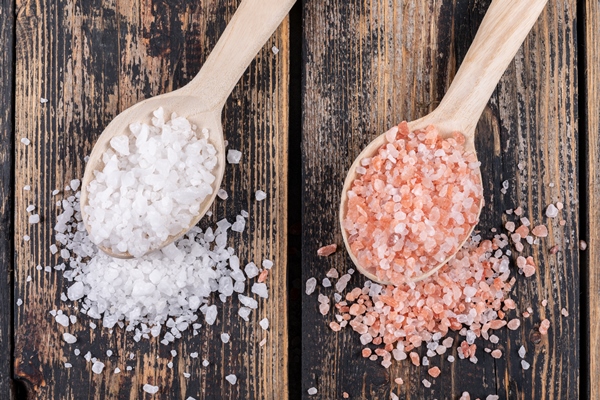 sea salt and himalayan salt in a wooden spoons - Салат из белокочанной капусты с морковью и сахаром (школьное питание)