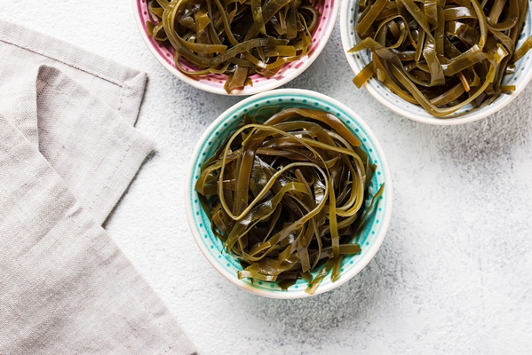 seaweed salad with sesame seeds - Тушёная свёкла со сметаной и ламинарией (школьное питание)