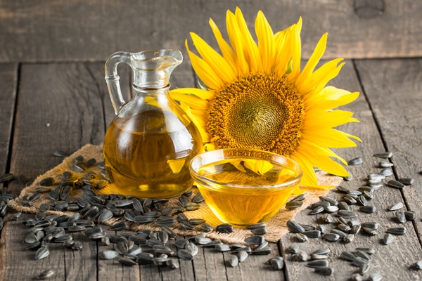 sunflower oil and sunflower seeds on a small sack 1 - Салат из свёклы с черносливом (школьное питание)