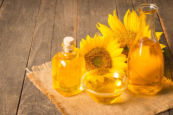 sunflower oil with seeds on wooden background - Морковная икра (школьное питание)
