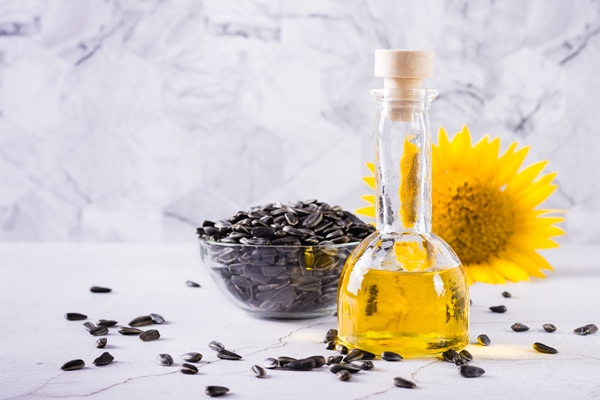 sunflower seeds and oil in a bottle on the table harvest and organic products - Винегрет с растительным маслом (школьное питание)