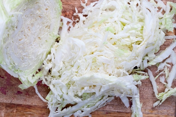 white cabbage cut into pieces cabbage sliced and chopped for cooking - Салат из белокочанной капусты с морковью и яблоками (школьное питание)