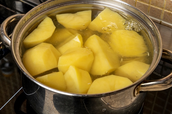 a pot of boiling potatoes potatoes are cooked in boiling water - Картофельное пюре (школьное питание)