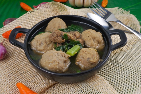 asian food stir bakso or meatballs with meat and vegetables in a wok pan top view - Суп овощной с фрикадельками (школьное питание)