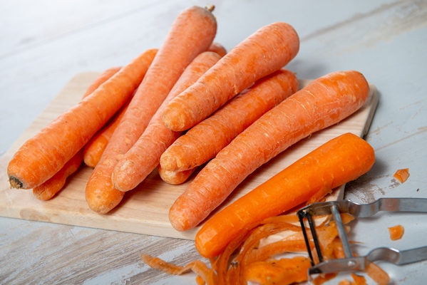 beautiful garden carrots ready to peeling - Капуста тушёная (школьное питание)