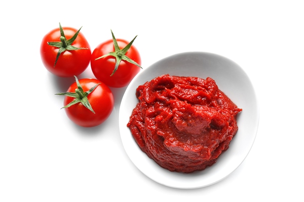 bowl with sauce and tomatoes on white background - Борщ с капустой и картофелем со сметаной (школьное питание)