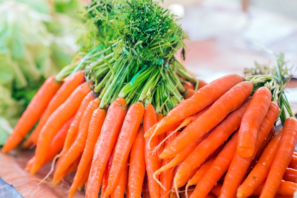 carrots fresh organic carrots fresh garden carrots bunch of fresh organic carrots at market - Рассольник с рисом (школьное питание)