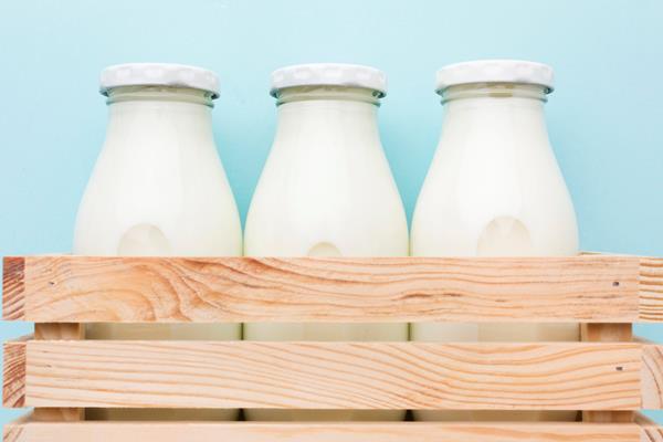 close up fresh bottles of milk ready to be served - Каша жидкая молочная пшеничная (школьное питание)