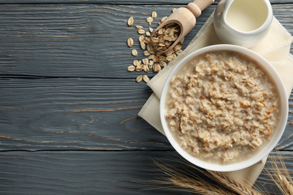 composition with oatmeal porridge on wooden wall cooking breakfast - Каша овсяная молочная вязкая (школьное питание)