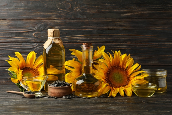composition with sunflower oil and seeds on wooden background - Борщ с фасолью (школьное питание)