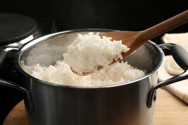cooked rice in metal saucepan closeup - Рис припущенный (школьное питание)