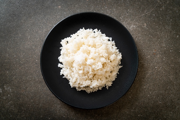 cooked thai jasmine white rice on plate 1 - Рис припущенный (школьное питание)
