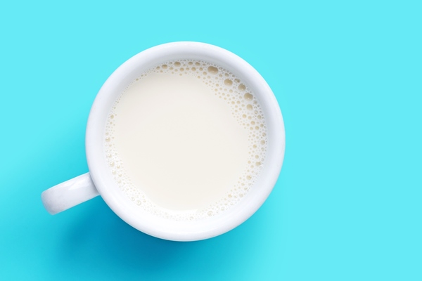 cup of milk on blue background - Суп молочный с макаронными изделиями (школьное питание)