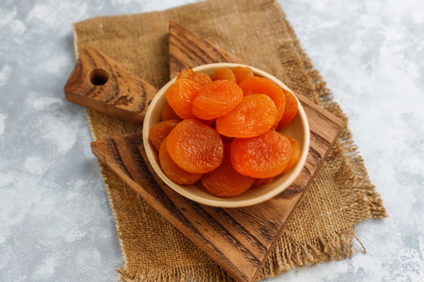 dried apricots on light concrete - Каша овсяная молочная с изюмом или курагой (школьное питание)