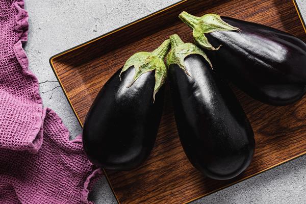 eggplants on wooden tray - Овощное рагу с баклажанами (школьное питание)