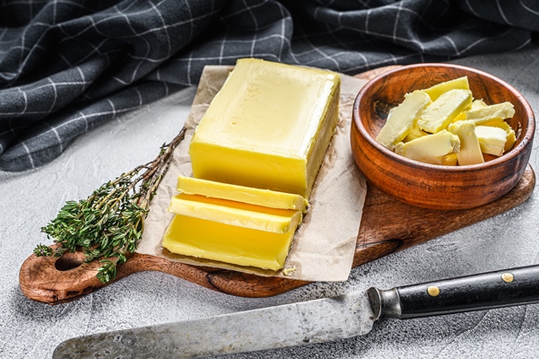 farm organic butter on a wooden cutting board - Каша овсяная молочная с изюмом или курагой (школьное питание)