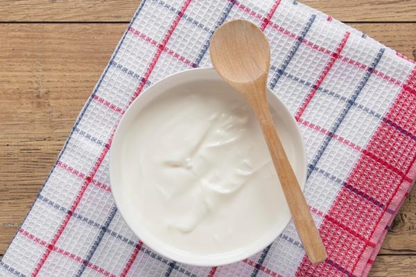 flat lay yogurt in bowl composition - Свекольник со сметаной (школьное питание)
