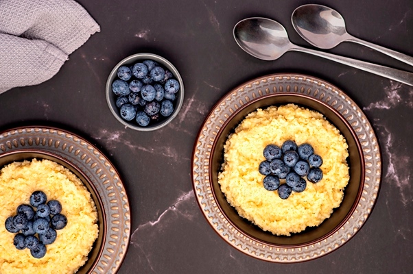 food photography of millet porridge with blueberry - Каша пшённая рассыпчатая (школьное питание)