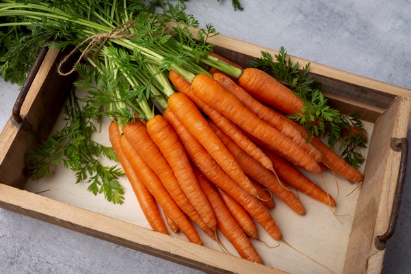 fresh and sweet carrot on a wooden - Фасолевый суп (школьное питание)