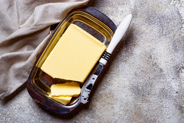 fresh butter and knife in butter dish 1 1 - Кукурузная каша с молоком, жидкая (школьное питание)