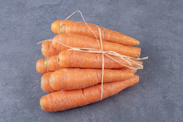 fresh carrot bunch on the marble surface - Суп овощной с фрикадельками (школьное питание)