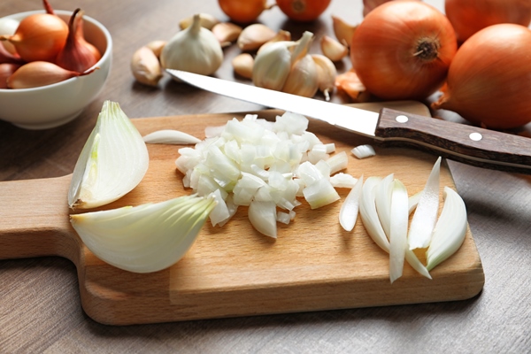 fresh cut onion on wooden table - Суп картофельный с ламинарией и яйцом (школьное питание)