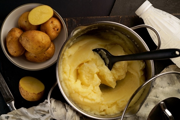 fresh mashed potatoes in a saucepan - Картофельное пюре (школьное питание)