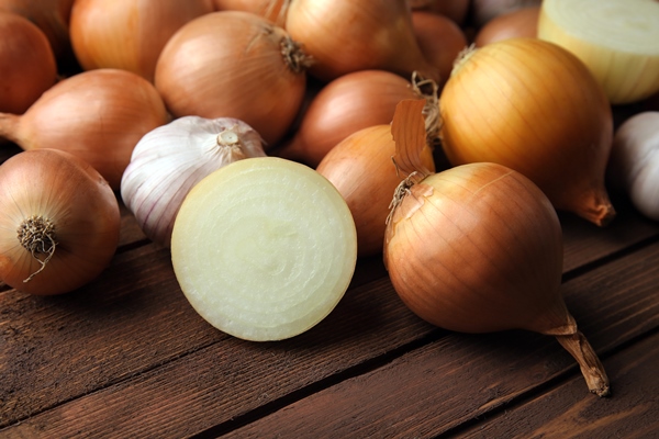 fresh onions with garlic on wooden background - Рассольник домашний (школьное питание)