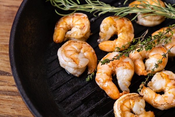 fried shrimps with herbs close up view - Жареные креветки с чесноком