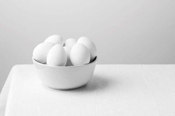 front view white chicken eggs in bowl with copy space - Суп картофельный с ламинарией и яйцом (школьное питание)