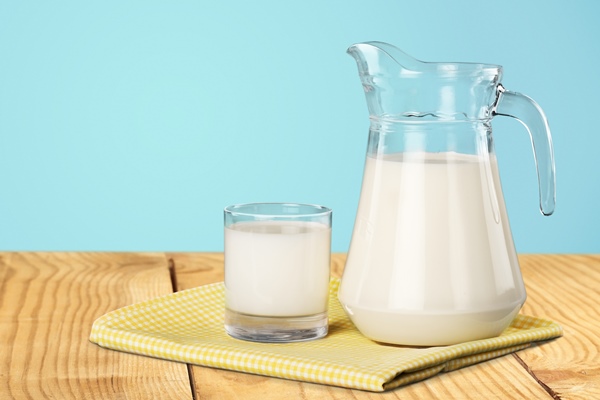 glass of milk and jug on background - Картофельное пюре (школьное питание)