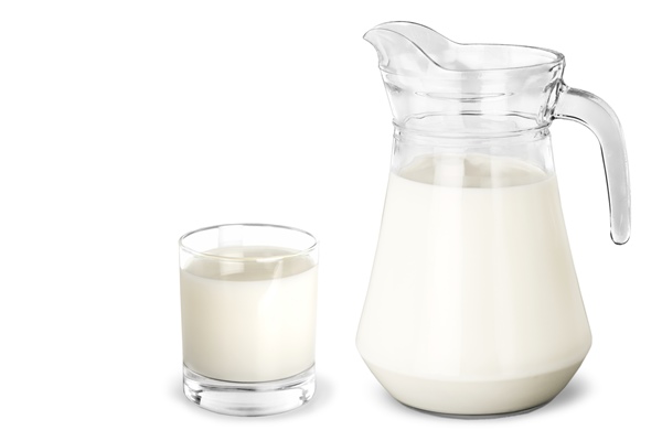glass of milk and jug on white - Кукурузная молочная каша с изюмом, вязкая (школьное питание)
