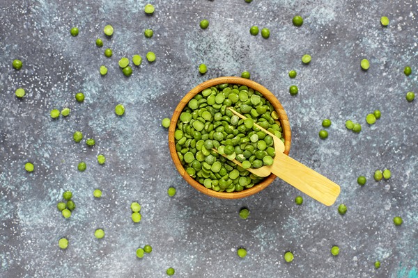 green split peas top view - Горошница (школьное питание)