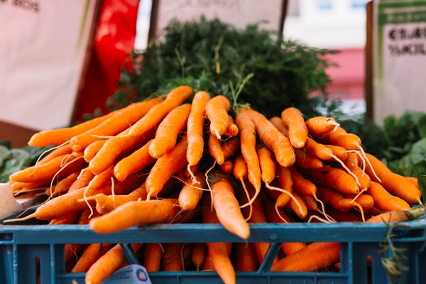heap of harvested carrots in crate - Рассольник домашний (школьное питание)