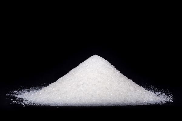 heap of white sugar on a black background - Кукурузная каша с молоком, вязкая (школьное питание)