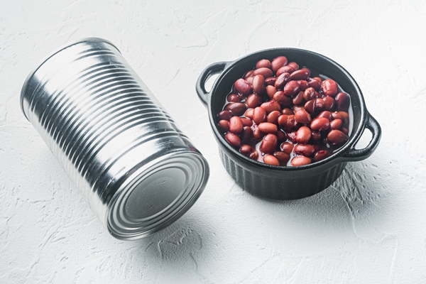japanese canned food ingredient sweet red beans on white background 1 - Постный салат из фасоли, граната и грецкого ореха по-грузински