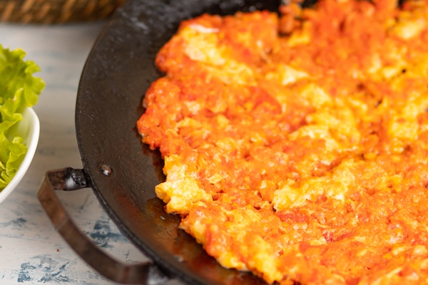 menemen turkish breakfast omlette with onion and tomatoes - Омлет с морковью (школьное питание)