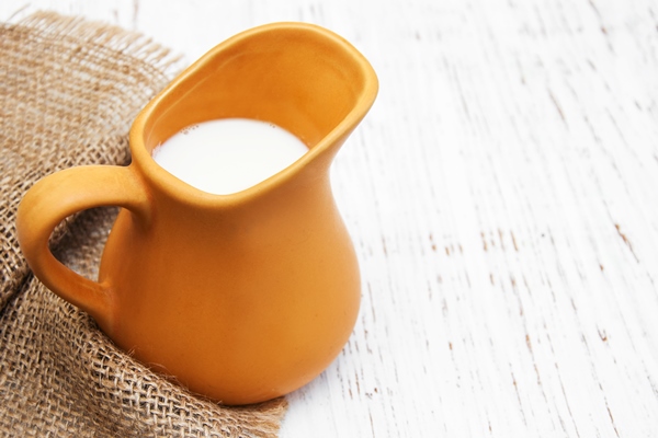 milk in pitcher - Кукурузная каша с молоком, жидкая (школьное питание)
