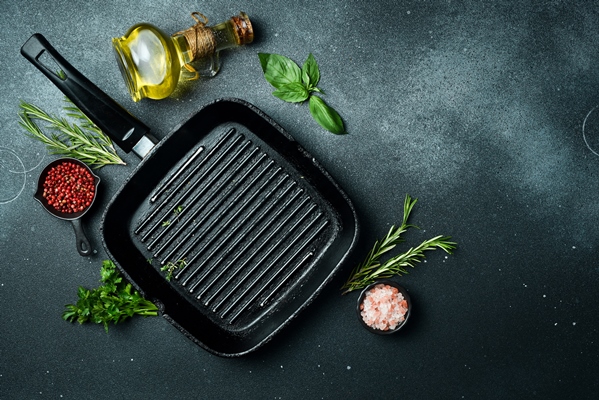 ooking background free space for text grill pan spices and herbs on a black stone background top view - Стейк из лосося