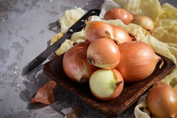 raw fresh onions - Борщ с капустой и картофелем со сметаной (школьное питание)